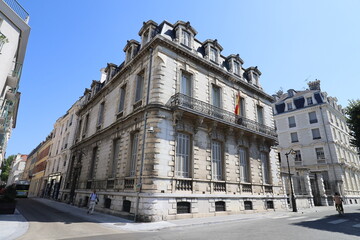 Obraz premium Bâtiment typique, vu de l'extérieur, ville de Pau, département des Pyrénées Atlantiques, France