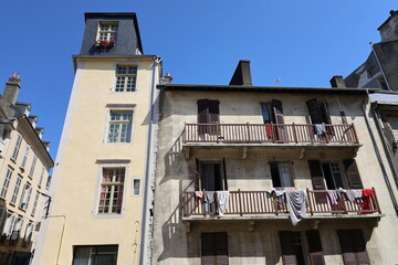 Fototapeta premium Bâtiment typique, vu de l'extérieur, ville de Pau, département des Pyrénées Atlantiques, France