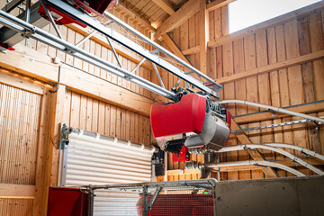 Moderner Fütterungsroboter  bei der Zusammenstellung der Futterration  im Futterraum.