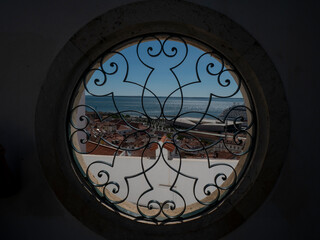 Ventana redonda de hierro forjado