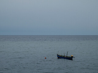 Barca de pesca en el mar