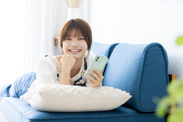 スマートフォンを使う若い女性