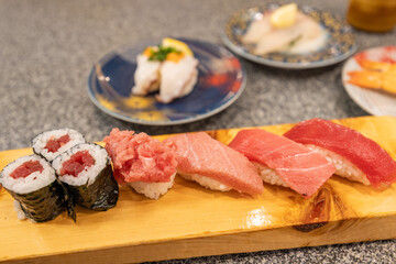 寿司下駄に盛られたマグロのお寿司