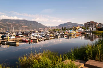 Foto op Plexiglas Kelowna city water sports marina at Stuart Park on Okanagan Lake in British Columbia, western Canada with moored boats and kayaks © Naya Na