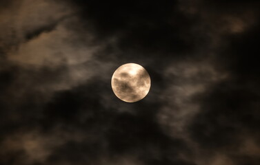 Mond und Wolken am 30. August 2023 (sog. Blue Moon) - 644956193