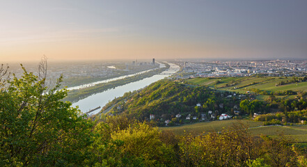 Blick vom Kahlenberg über Wien, Donaucity, Donauinsel, Sonnenaufgang, Österreich