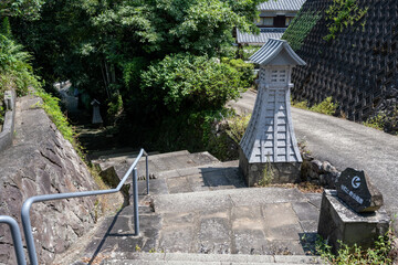 寺院と教会の見える風景(道)