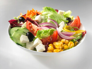 Gemischter Salat mit Feta in weisser Porzellanschale als Freisteller, Freisteller, Mais, Schafskäse, gemischter Salat,