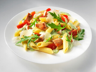 Penne mit Haehnchen und Parmesan auf Pastateller, Nudeln, Teller, Hähnchen, Käse,
