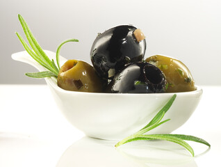Olivenmix, oliven gefüllt, weisse schale, estragon deko, schwarze und grüne oliven, öl,