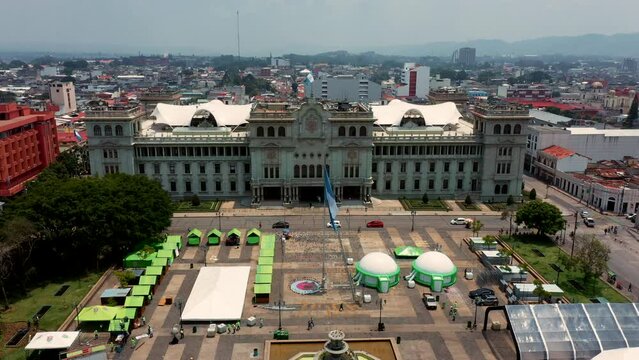Palacio Nacional de Cultura en el centro de la ciudad de Guatemala Estructura plaza monumento nacional bandera capital de la ciudad con calles y bandera en el asta con casas y edificios al fondo