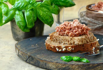 meat riyet riet, a delicacy snack with rye bread
