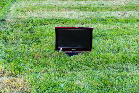 Ein Fernseher steht auf einer Wiese, Düsseldorf, Deutschland