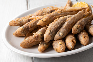 Piatto di frittura di pesce, cibo mediterraneo, cucina italiana 