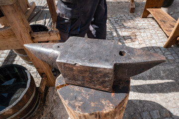 Bigorna de martelo e ferreiro na forja ao ar livre. Conceito feito à mão, artesanato e ferraria