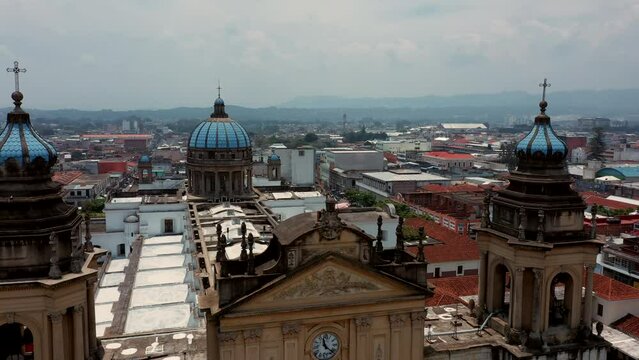 Catedral metropolitana de Guatemala Arquidiocesis centro am&eacute;rica Palacio Nacional de Cultura en el Centro de la ciudad Guatemalteca con techos de casas y edificios
