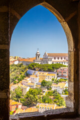 Blick auf Lissabon durch das alte Fenster der alten 
