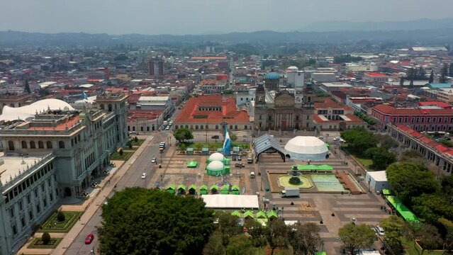 Vista a&eacute;rea de la plaza central de ciudad de Guatemala bandera guatemalteca ondeando con el  viento catedral y palacio de cultura