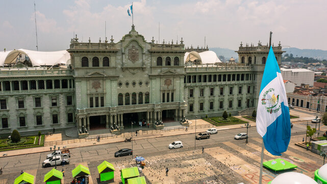 plaza central Palacio Nacional de Cultura en el centro de la ciudad de Guatemala monumento nacional bandera capital de la ciudad con calles y bandera en el asta con casas y edificios con ventanas