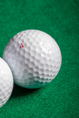 Golfb&auml;lle auf gr&uuml;n