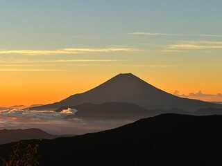 夜明け前の富士山