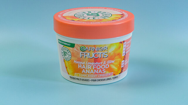 Vaison la Romaine, Vaucluse, France - 07092023 : pot de masque pour cheveux de marque Fructis fabriqu&eacute; par Garnier isol&eacute; sur un fond blanc