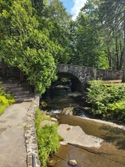Pont et rivière du parc des moulins.