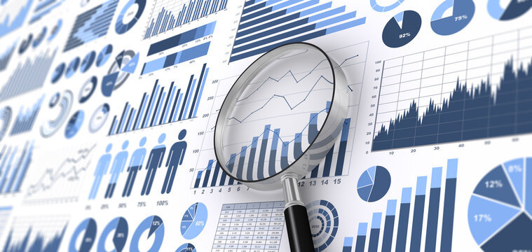 様々なグラフやチャートと虫メガネ、ビジネスデータを分析・検討するイメージ
