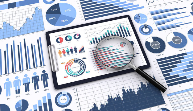 クリップボードに挟んだビジネス資料を虫眼鏡で調べる、ビジネスデータを分析・検討するイメージ