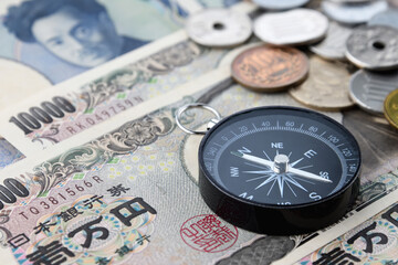 日本紙幣と方位磁針