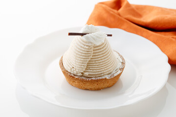 おしゃれな形の美味しそうなモンブランのケーキ