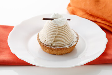 おしゃれな形の美味しそうなモンブランのケーキ