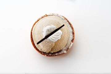 おしゃれな形の美味しそうなモンブランのケーキ