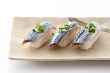 新鮮で美味しそうなサンマの握り寿司