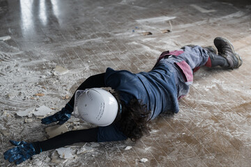 現場で倒れる職人ご安全に　労災保険などのイメージ