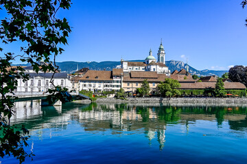 Fototapeta premium Solothurn, Aare, Altstadt, Kathedrale, St. Ursen-Kathedrale, Barock, Stadt, Fluss, Landhausquai, Kreuzackerbrücke, Uferweg, Sommer, Schweiz