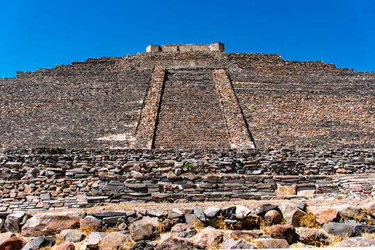 Museo del Sitio El Cerrito es una zona arqueológica en El Pueblito, Corregidora, Querétaro. Presenta la historia de la cultura Tolteca con su pirámide de 29 metros de altura y una base de 83.5 m