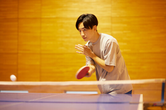 卓球の練習をする日本人大学生の男性