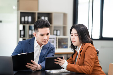 Obraz premium Professional investor working new start up project. Finance managers meeting.using laptop and digital tablet computer in office.