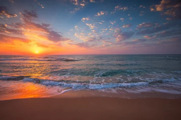 Foto auf Acrylglas Sonnenuntergang am Strand Beautiful cloudscape over tropical sea and beach shore, sunrise over ocean horizon