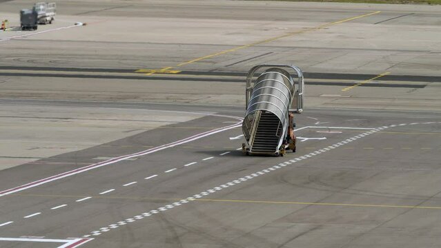 Handling of Covered And Portable Ladder For Boarding Passengers In Airplanes