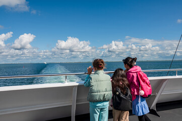 Kinder auf dem Oberdeck einer Fähre zur Nordseeinsel Amrum - 645239363