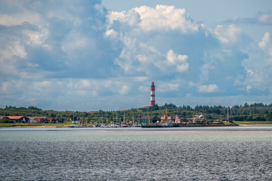 K&uuml;stenlandschaft der Nordseeinsel Amrum mit dem Leuchtturm und dramatischem Himmel