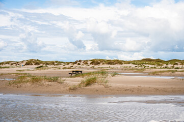 Strandleben am feinen Sandstrand von Norddorf auf der Nordseeinsel Amrum mit dramatischen Wolkenformationen