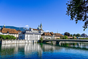 Fototapeta premium Solothurn, St. Ursen-Kathedrale, Aare, Kreuzackerbrücke, Altstadt, Kathedrale, Barock, Stadt, Fluss, Landhausquai, Uferweg, Sommer, Schweiz