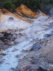 秋の登別温泉　地獄谷・大湯沼自然探勝路から見た風景