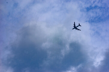 秋の青空を通過していく飛行機