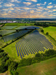 Champs de panneaux solaire dans une ferme solaire
