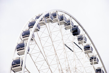 Cars on a large ferris wheel