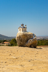 griechisches Miniatur Haus auf großem Stein 